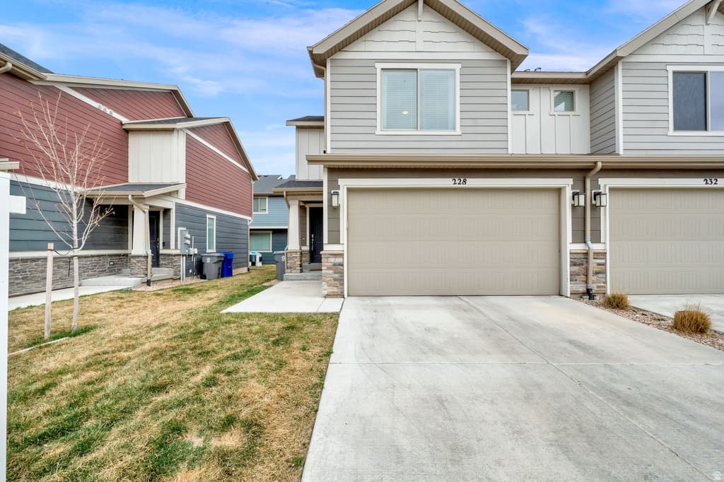 228 E HUMMINGBIRD CT - Property photo 1 of 6