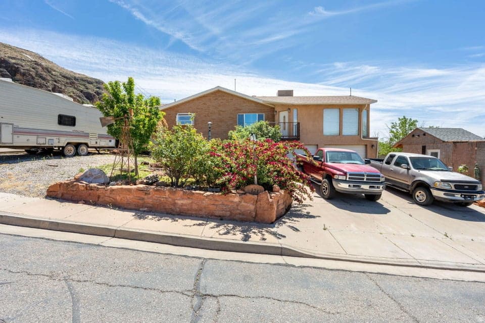 121 N 100 E - Property photo 1 of 6