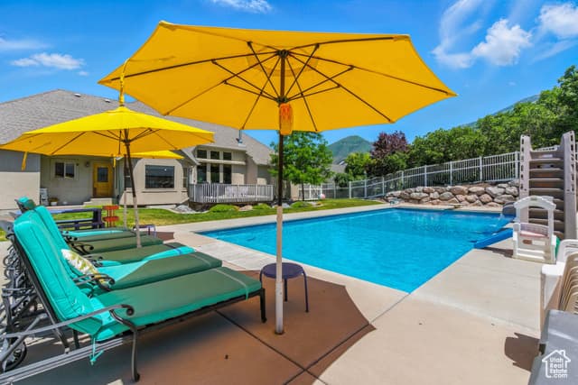 135 W COVE DR