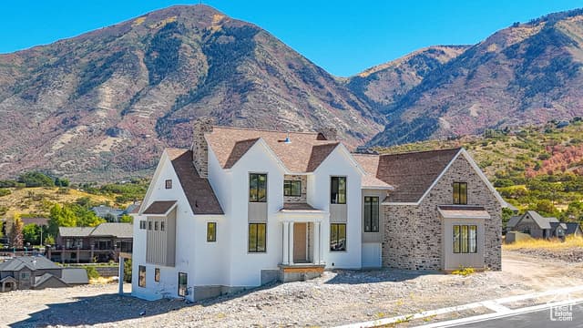 792 N MOUNTAIN VIEW DR