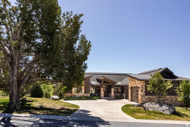 686 N RED MOUNTAIN CT #226