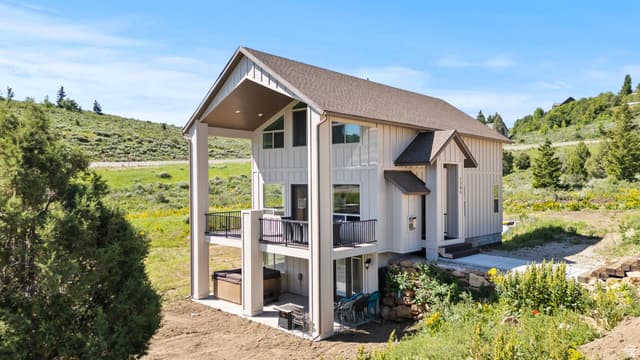 1205 S LAKEVIEW