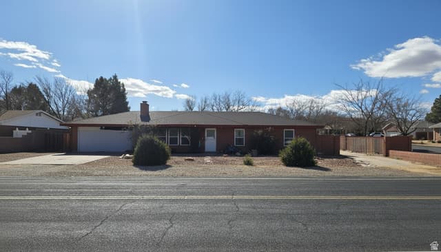 1112 TAMARISK DR