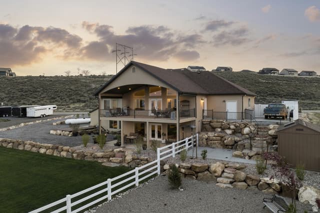 1102 N SUMMIT VIEW DR