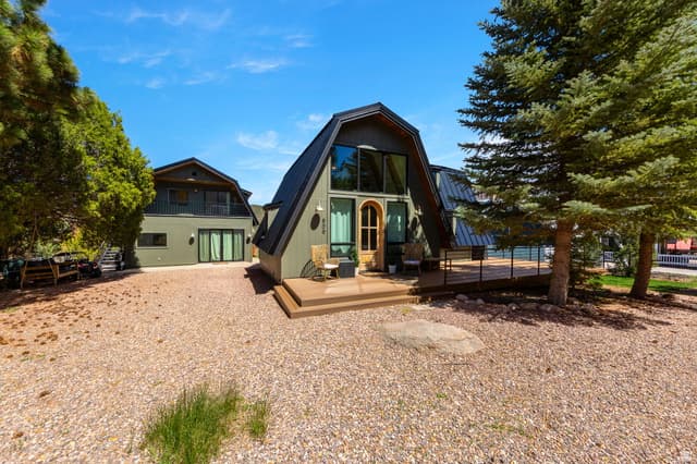 809 E MOUNTAIN VIEW DR