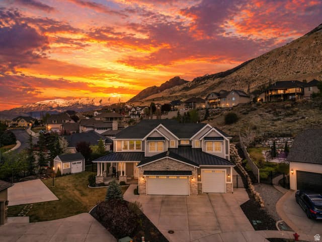9558 N AVANYU DR