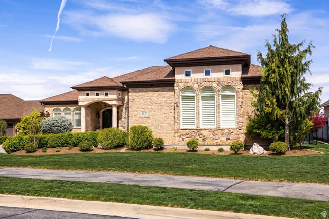 802 EAGLEPOINTE DR