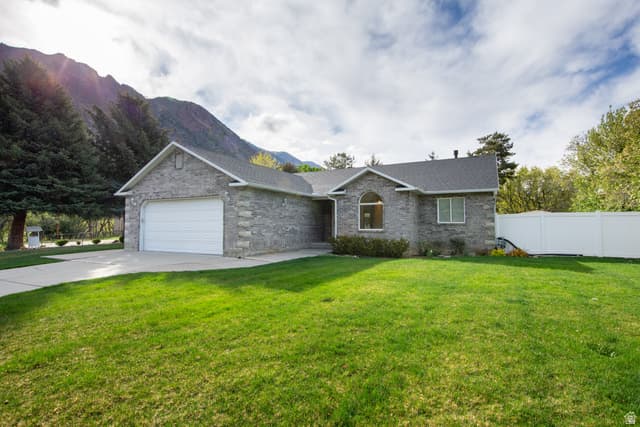 1020 E OAKHILL DR