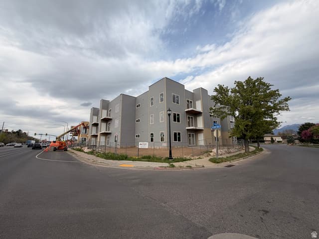 1652 N MAIN DR #30
