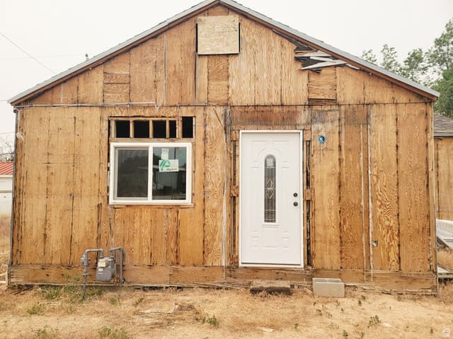 136 W WHITMORE DR