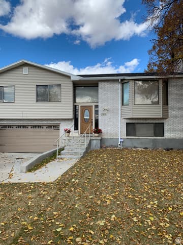 220 W MILL RD